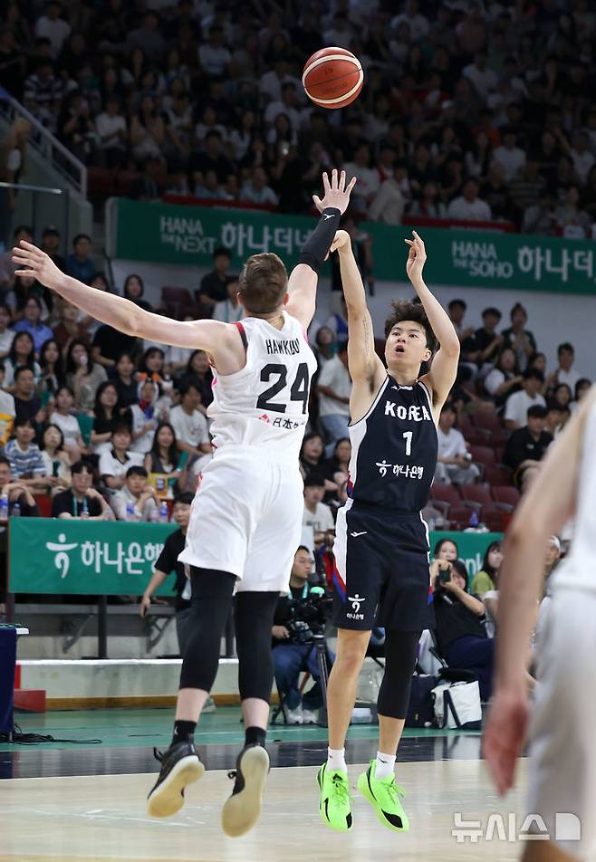 [안양=뉴시스] 김선웅 기자 = 13일 경기 안양시 정관장 아레나에서 열린 하나은행 초청 2025 남자농구 국가대표 평가전 대한민국 vs 일본 2차전 경기, 이현중이 슛을 하고 있다. 2025.07.13. mangusta@newsis.com