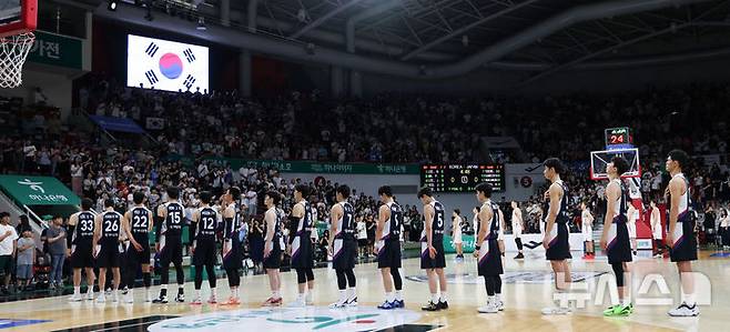 [안양=뉴시스] 김선웅 기자 = 13일 경기 안양시 정관장 아레나에서 열린 하나은행 초청 2025 남자농구 국가대표 평가전 대한민국 vs 일본 2차전 경기 시작 전 대표팀 선수들이 국기에 대한 경례를 하고 있다. 2025.07.13. mangusta@newsis.com