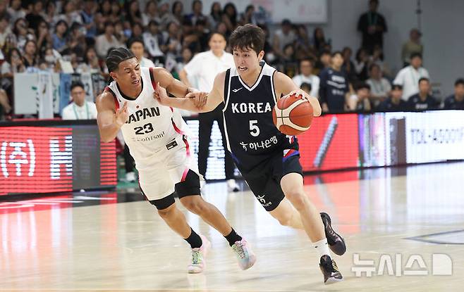 [안양=뉴시스] 김선웅 기자 = 13일 경기 안양시 정관장 아레나에서 열린 하나은행 초청 2025 남자농구 국가대표 평가전 대한민국 vs 일본 2차전 경기, 양준석이 골대를 향해 달리고 있다. 2025.07.13. mangusta@newsis.com
