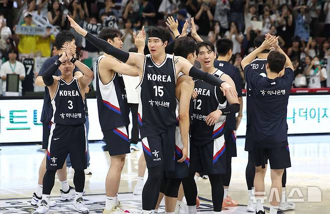 [안양=뉴시스] 김선웅 기자 = 13일 경기 안양시 정관장 아레나에서 열린 하나은행 초청 2025 남자농구 국가대표 평가전 대한민국 vs 일본 2차전 경기, 84-69로 일본에 승리를 거둔 대표팀 선수들이 자축하고 있다. 2025.07.13. mangusta@newsis.com