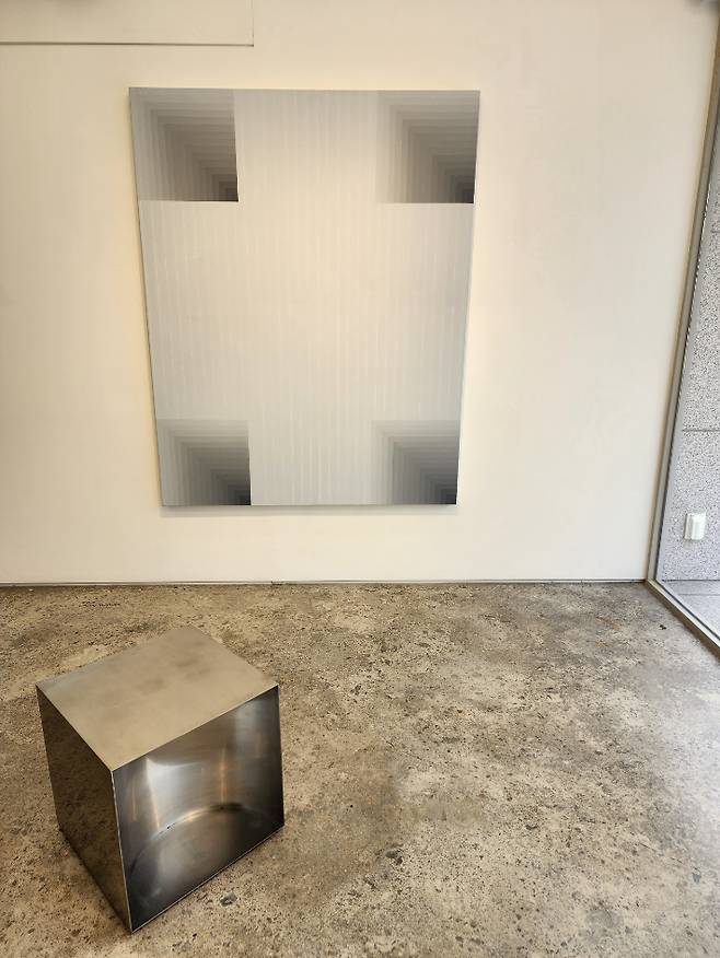 정연재, Untitled 24-01, 캔버스 위에 아크릴, 160x130 cm, (2024)과 Stainless Stool(2023). 곽인숙 기자