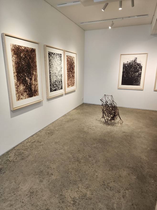 이훈주, '기이한 평온을 원한다', Welded steel, 74x47x80 cm(2024) 등 전시 전경. 곽인숙 기자