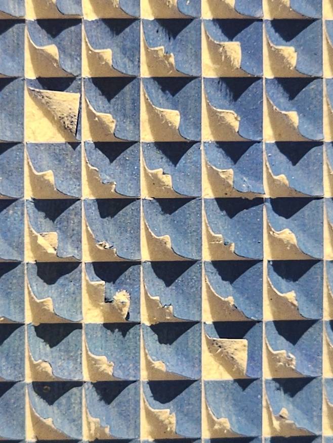 김수영 작가의 작품을 확대해서 찍은 모습. 평면적인 종이를 겹쳐 쌓고 절단·접착하는 복잡한 과정을 통해, 종이가 공간적 형태로 변형되는 가능성을 탐구한다. 아크릴 물감과 정교한 절단 기법을 활용해 종이 표면을 열어내며, 표면과 공간의 경계를 흐리는 작업을 이어가고 있다. 곽인숙 기자