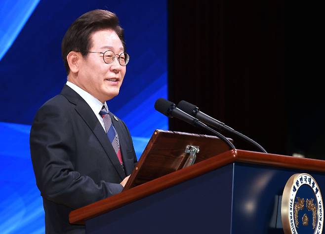 이재명 대통령이 13일 서울 강남구 코엑스에서 열린 2025 세계정치학회(IPSA) 서울총회 개막식에서 연설하고 있다. 연합뉴스