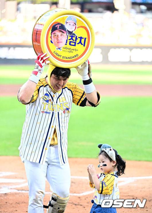 [OSEN=대전, 지형준 기자] 12일 오후 대전 한화생명볼파크에서 2025 신한 SOL뱅크 KBO 올스타전이 열렸다.13년 만에 대전에서 열리는 KBO 올스타전은 드림 올스타와 나눔올스타 대표로 나선 총 30명의 선수가 치열한 승부를 펼친다.1화 LG 박동원이 타석에 들어서며 딸과 퍼포먼스를 선보이고 있다. 2025.07.12 / jpnews@osen.co.kr