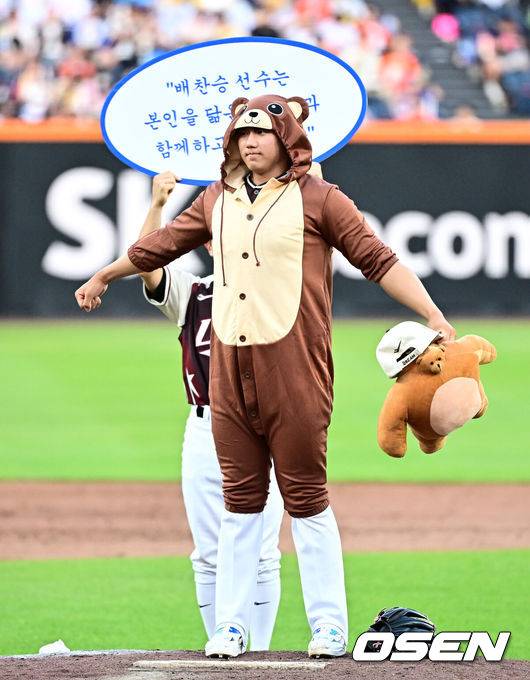 [OSEN=대전, 지형준 기자] 12일 오후 대전 한화생명볼파크에서 2025 신한 SOL뱅크 KBO 올스타전이 열렸다.13년 만에 대전에서 열리는 KBO 올스타전은 드림 올스타와 나눔올스타 대표로 나선 총 30명의 선수가 치열한 승부를 펼친다.4회 삼성 배찬승이 마운드에 올라 퍼포먼스를 선보이고 있다. 2025.07.12 / jpnews@osen.co.kr