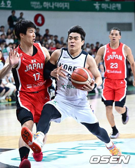 [OSEN=안양, 최규한 기자] 11일 오후 경기도 안양 정관장 아레나에서 ‘2025 남자농구 국가대표 평가전’ 대한민국과 일본의 경기가 열렸다.한국 남자농구 대표팀은 오는 8월 사우디아라비아 제다에서 열리는 '2025 FIBA 아시아컵'을 앞두고 오는 20일까지 일본, 카타르와 평가전을 갖는다.1쿼터, 한국 정성우가 돌파를 펼치고 있다. 2025.07.11 / dreamer@osen.co.kr