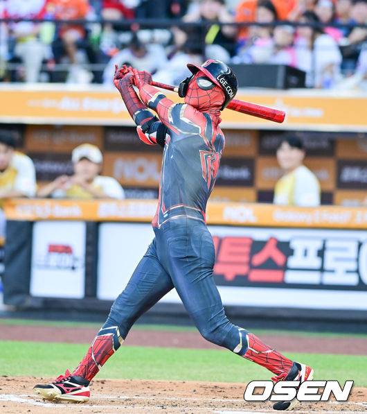 [OSEN=대전, 박준형 기자] LG 박해민이 스파이더맨 복장은 한채 타격하고 있다.   2025.07.12 / soul1014@osen.co.kr