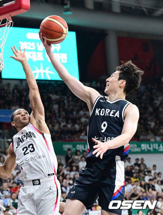 [OSEN=안양, 김성락 기자] 13일 오후 안양 정관장아레나에서 ‘하나은행 2025 남자농구 국가대표 평가전’ 대한민국과 일본의 두 번째 평가전이 열렸다. 대한민국은 지난 11일 열린 일본과의 첫 번째 평가전에서 91-77로 승리를 거뒀다. 2쿼터 대한민국 이정현이 슛을 하고 있다. 2025.07.13 / ksl0919@osen.co.kr