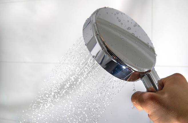 불볕 더위가 기승을 부리면서 더위를 식히기 위해 찬물로 샤워하는 경우가 많다. 클립아트코리아 제공