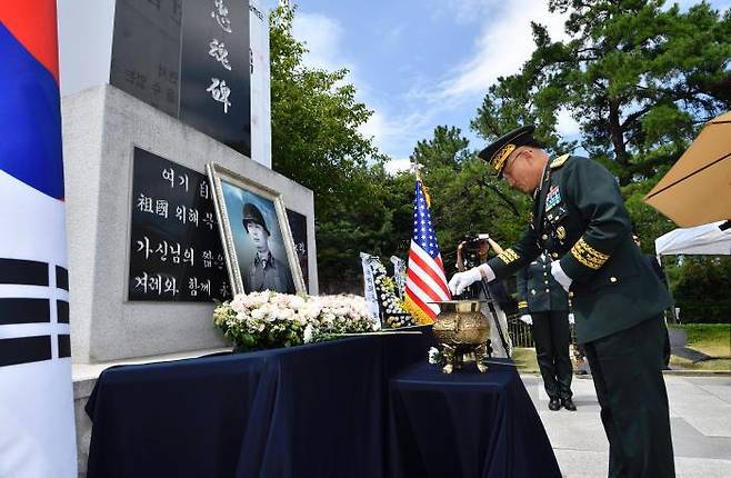 고창준 육군참모총장 직무대리가 백선엽 장군 5주기 추모식에서 분향하고 있다. 육군 제공