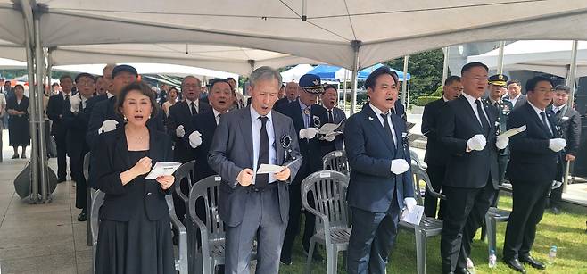 백선엽 장군의 장녀 백남희 여사(왼쪽부터)와&nbsp;김관진&nbsp;백선엽장군기념재단 이사장 등 주요 참석자들이 군가 ‘전우야 잘 자라’를 함께 부르고 있다.&nbsp;백선엽장군기념재단 제공