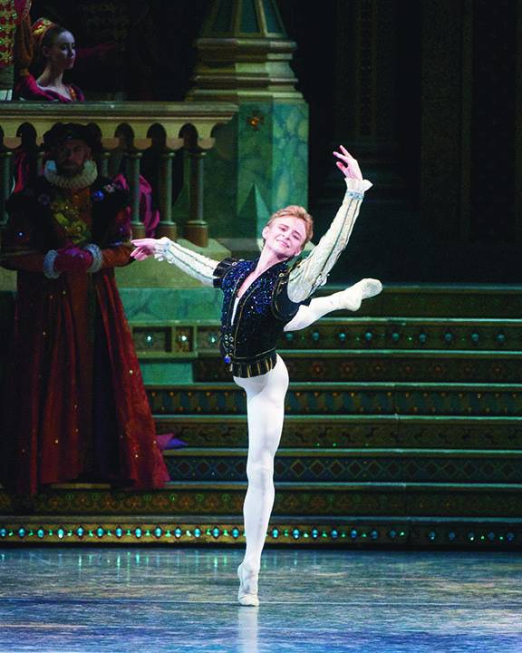 미국 아메리칸발레시어터(ABT) ‘백조의 호수’ 무대에서 지그프리트 왕자를 연기중인 다닐 심킨. 자료 ABT홈페이지