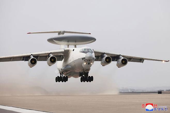 북한이 개발한 조기경보통제기가 활주로를 이륙하고 있다. 조선중앙통신·연합뉴스