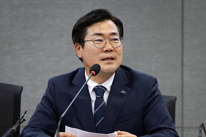 더불어민주당 박찬대 당대표 후보가 11일 서울 여의도 국회 의원회관에서 열린 서울·경기·인천 청년당원들과의 간담회에서 모두 발언을 하고 있다. 뉴스1