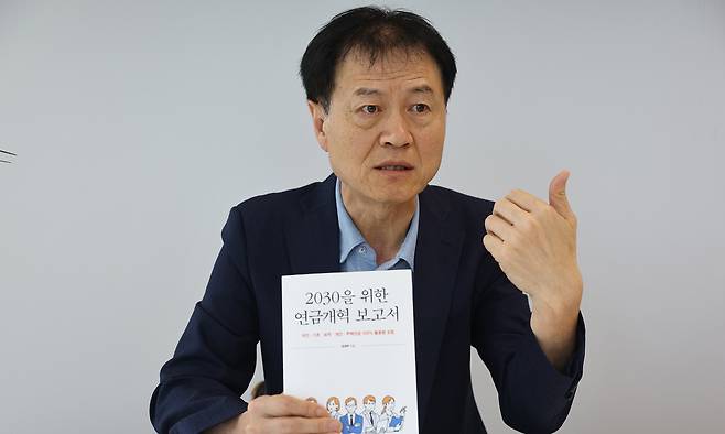 책 ‘2030을 위한 연금개혁 보고서’를 펴낸 장재혁 국민연금공단 기획이사가 10일 세계일보 사옥에서 2030세대가 가진 국민연금에 대한 오해에 대해 설명하고 있다. 남제현 기자