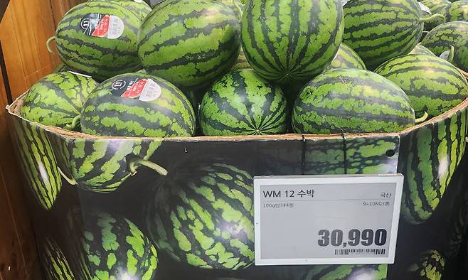 주말인 12일 경기 수원시 한 대형마트서 수박 한 통을 3만원대에 판매하고 있는 모습. 김기환 기자