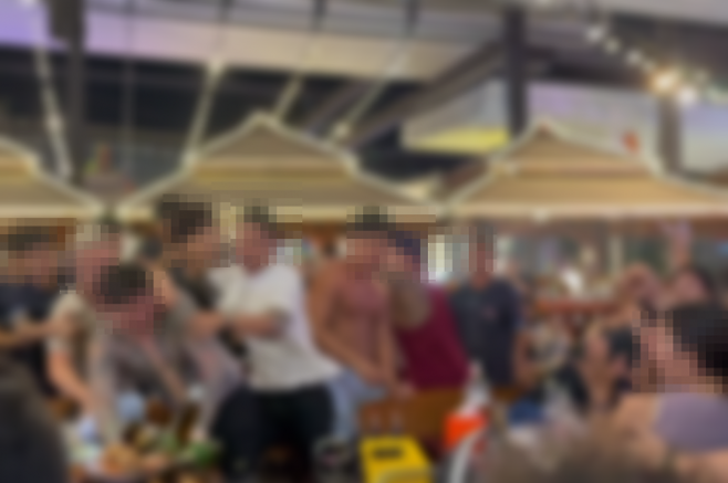 12일(현지시간) 파타야메일 등 현지 매체에 따르면 전날 오전 3시 30분쯤 파타야 나클루아의 한 야외 식당에서 한국인 관광객들 사이에서 격렬한 몸싸움이 벌어졌다. 틱톡 캡처