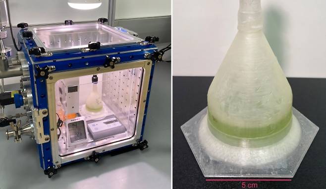 화성 환경의 배양실 내부에 설치된 바이오플라스틱 실험관(왼쪽)과 그 속에는 용기 재질인 바이오플라스틱을 생성할 수 있는 녹조류가 담겼다. 출처=워즈워스 그룹 하버드대 공학·응용과학부(SEAS)