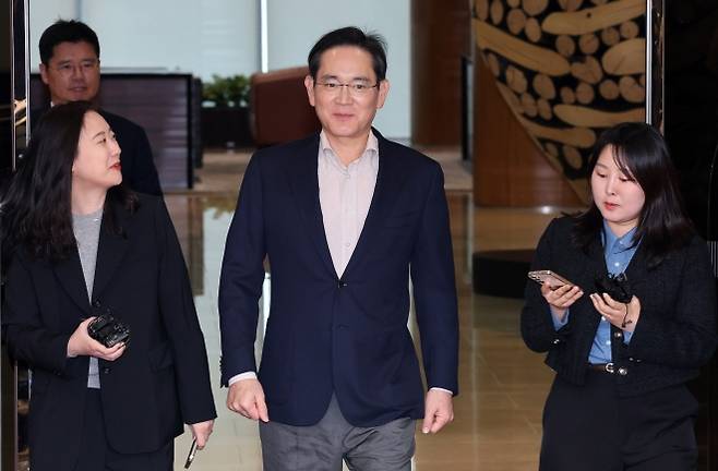 이재용 삼성전자 회장이 지난 4월 9일 일본 출장을 마치고 서울 강서구 서울김포비즈니스항공센터(SCBAC)로 귀국하고 있다. 뉴스1
