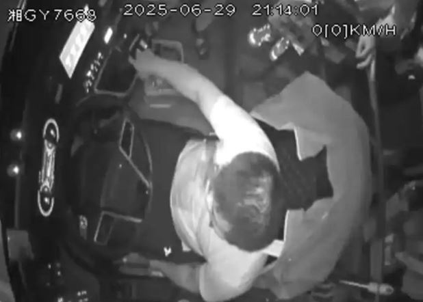 지난달 29일 중국의 한 고속도로에서 한국인 단체 관광객과 가이드가 탄 버스를 운전하던 운전기사 샤오보가 뇌출혈로 의식을 잃어가는 상황에서 차를 멈춰 세우고 있다.사진=뉴스1(지무뉴스 갈무리)