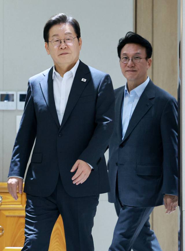이재명 대통령과 김민석 국무총리가 8일 용산 대통령실에서 국무회의에 입장하고 있다. 연합뉴스