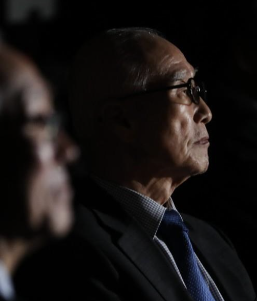 지난 2017년 3월 22일 서울 힐튼 호텔에서 열린 대우그룹 창업 50주년 기념식 행사에서 고 김우중 전 회장이 영상을 시청하고 있다, /연합뉴스