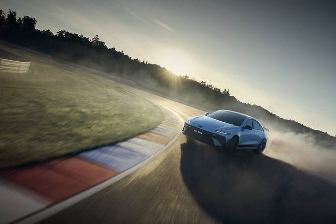 현대자동차가 고성능 전기차 시대의 주행 감성과 성능을 모두 만족시키는 새로운 모델인 아이오닉 6 N을 공개했다. 트랙과 일상 주행 모두 만족시킬 강력한 동력성능을 갖췄으며, 정지 상태에서 시속 100km까지 도달하는 시간은 단 3.2초에 불과하다. 사진제공 ｜현대차