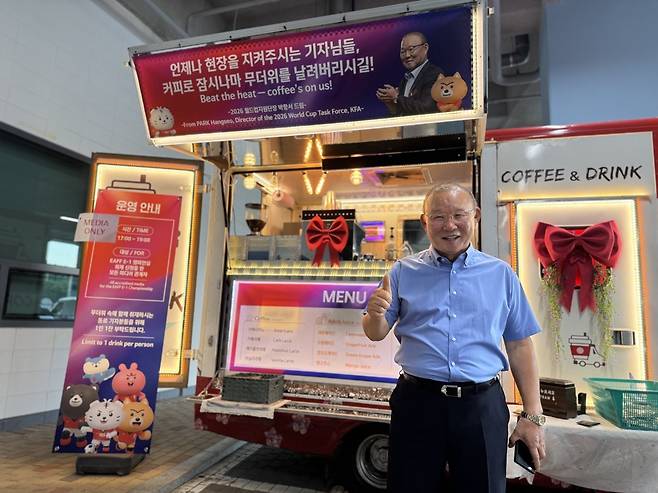 박항서 KFA 2026월드컵지원단장이 11일 용인미르스타디움에서 열린 남자축구대표팀과 홍콩의 2025 EAFF E-1 챔피언십 2차전을 앞두고 경기장에 커피차를 보냈다. 대회의 성공적 진행을 위해 분투하는&nbsp;4개국 협회 담당자들과 취재진의 애로를 덜어주기 위해서다. 13일엔 이용수 KFA 부회장이 커피차를 보냈고, 15일엔 정몽규 KFA 회장이 보내기로 했다. 사진제공│대한축구협회
