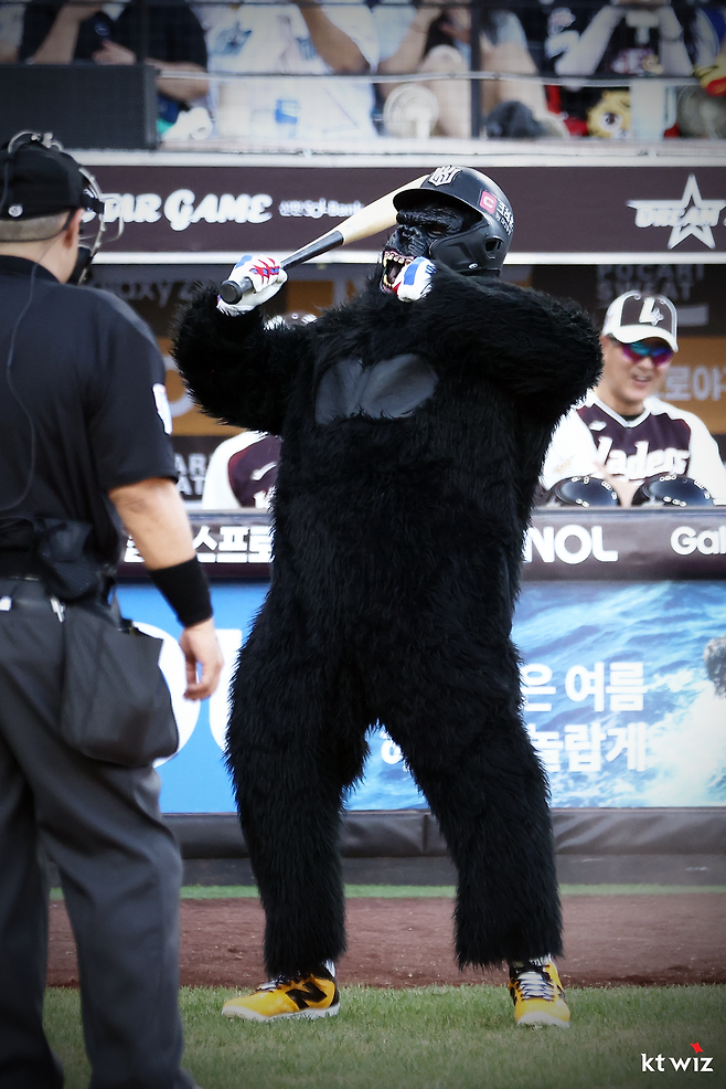 KT 안현민이 12일 대전에서 열린 올스타전에서 고릴라 분장 퍼포먼스를 하고 있다. KT 위즈 제공