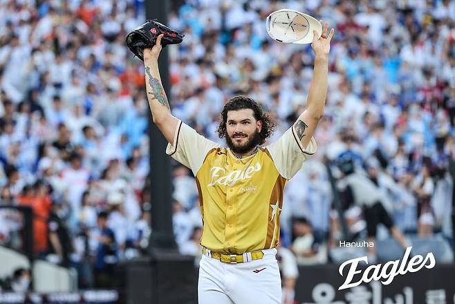 지난 12일 대전 올스타전에서 환호에 답하는 한화 폰세. 한화 이글스 제공