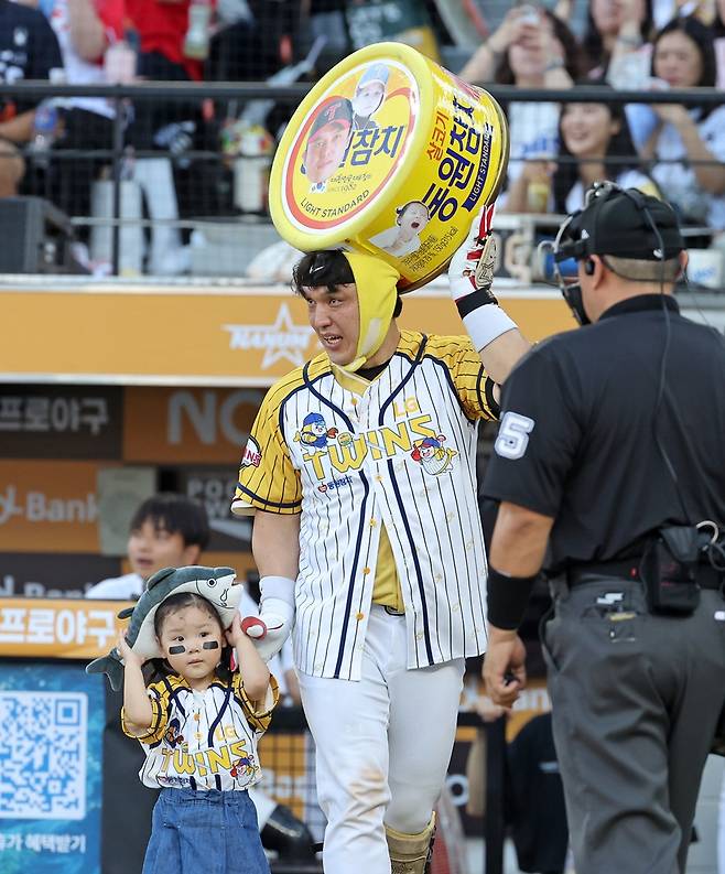 ▲ 박동원이 딸과 함께 나서고 있다 ⓒ 연합뉴스