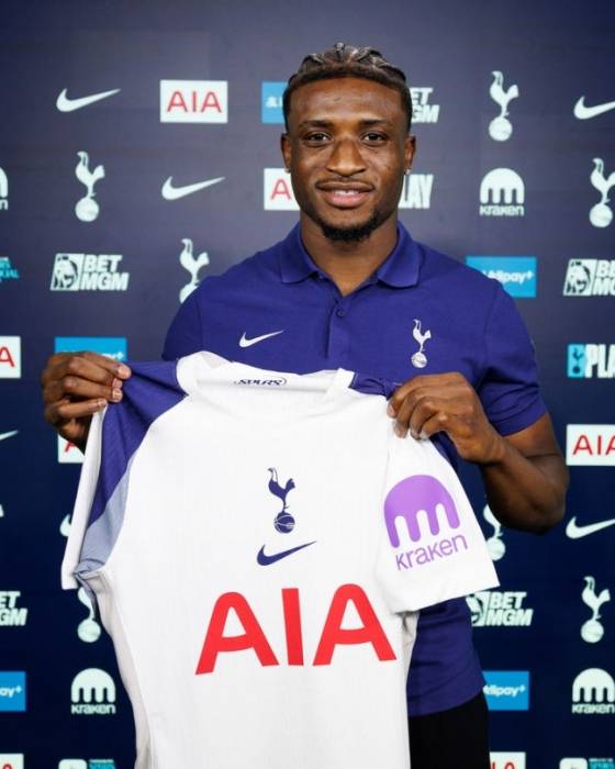 토트넘 유니폼을 들고 기념 촬영하는 모하메드 쿠두스. /사진=토트넘 공식 SNS 갈무리