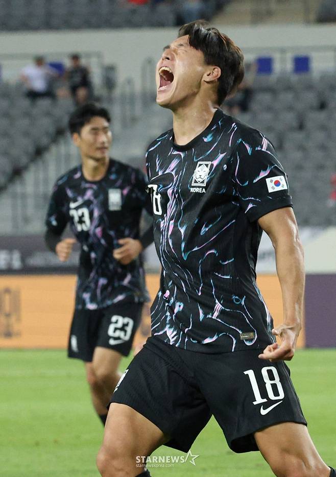 2025 동아시아축구연맹(EAFF) E-1 풋볼 챔피언십(동아시안컵) 한국-홍콩전이 11일 경기도 용인미르스타디움에서 열렸다.  대한민국 이호재가 두 번째 골을 터뜨린 후 포효하고 있다. /사진=김진경 대기자