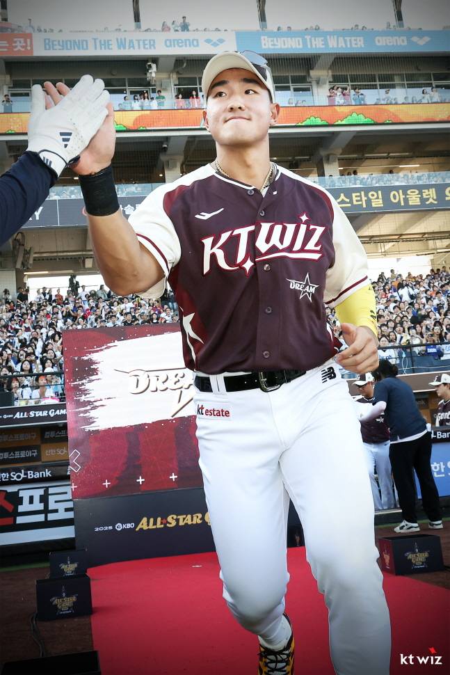 올스타전에서 경기를 앞두고 등장하고 있는 안현민. /사진=KT 위즈 제공