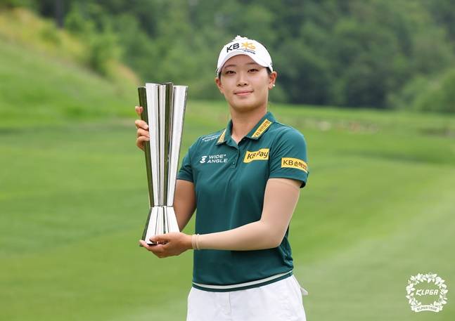 방신실이 우승 트로피를 들고 미소를 짓고 있다. /사진=KLPGT 제공