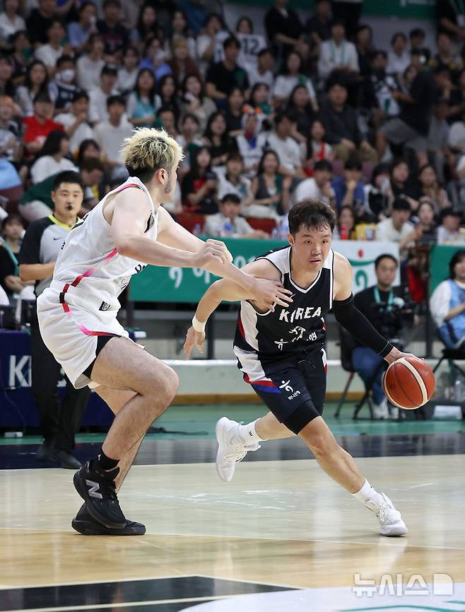 13일 경기 안양시 정관장 아레나에서 열린 하나은행 초청 2025 남자농구 국가대표 평가전 대한민국 vs 일본 2차전 경기, 이승현이 돌파를 시도하고 있다. /사진=뉴시스