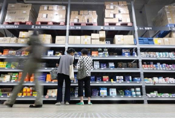 메가팩토리 약국에서는 종합감기약부터 영양제까지 원하는 품목을 쇼핑하듯 카트에 마음껏 담을 수 있다.&nbsp;지호영 기자