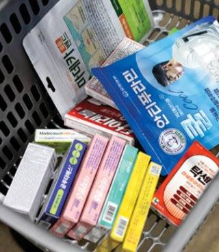 메가팩토리 약국을 방문한&nbsp;고객의 장바구니.&nbsp;지호영 기자