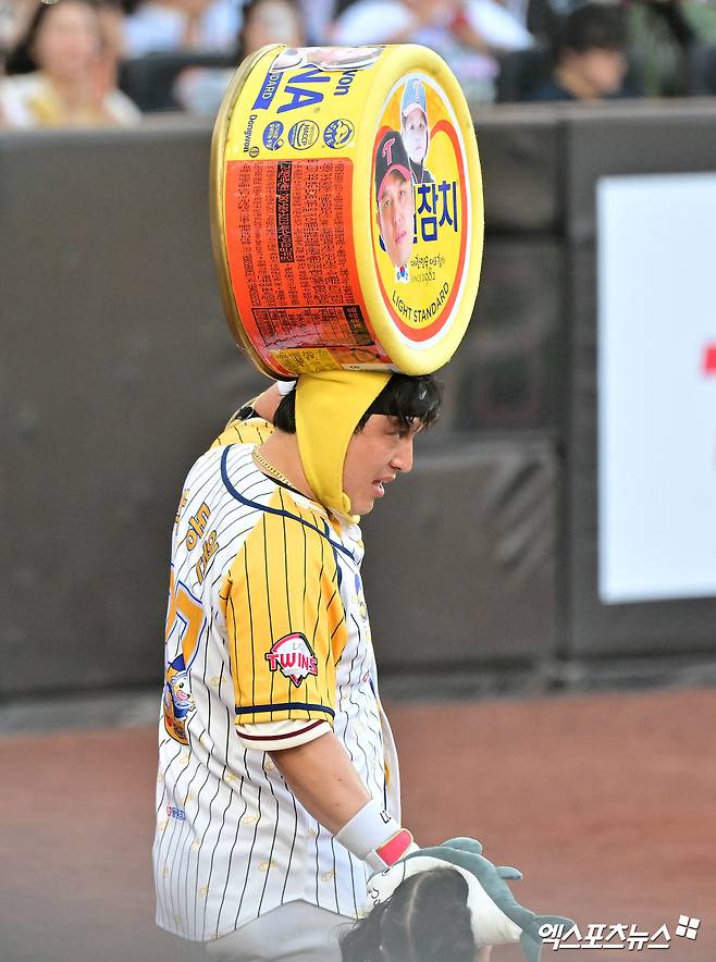 12일 오후 대전 한화생명볼파크에서 열린 '2025 신한 SOL Bank KBO 올스타전'에서 나눔 박동원이 동원참치 퍼포먼스를 선보이며 등장하고 있다. 대전, 김한준 기자