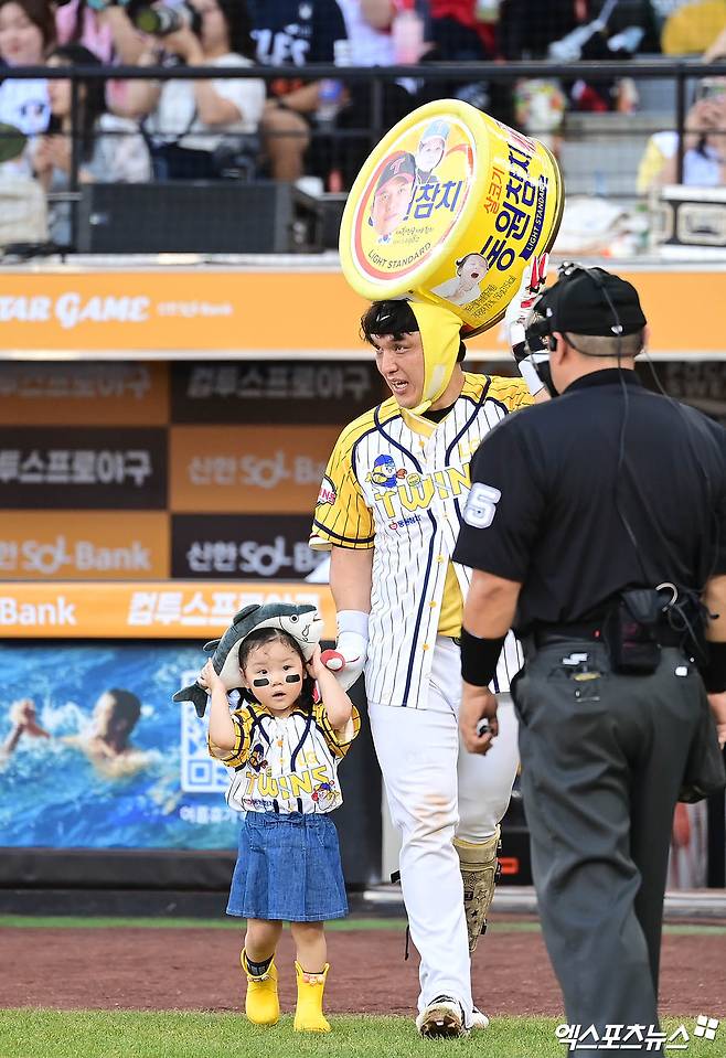 12일 오후 대전 한화생명볼파크에서 열린 '2025 신한 SOL Bank KBO 올스타전'에서 나눔 박동원이 동원참치 퍼포먼스를 선보이며 등장하고 있다. 대전, 박지영 기자