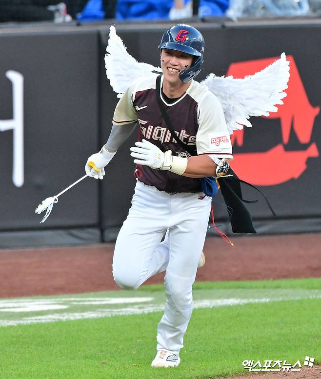 12일 오후 대전한화생명볼파크에서 열린 '2025 신한 SOL Bank KBO 올스타전' 드림 올스타와 나눔 올스타의 경기, 드림 올스타 전민재가 홈쇄도를 하고 있다. 엑스포츠뉴스 대전, 김한준 기자