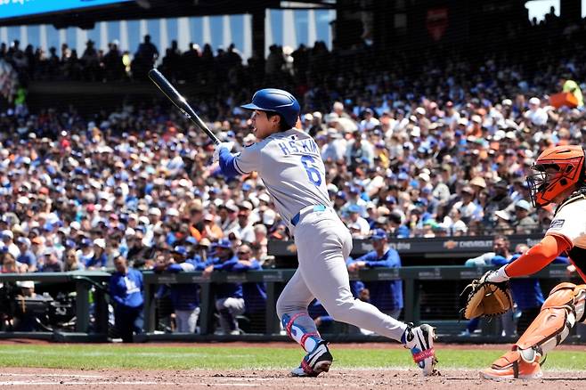 LA 다저스 유틸리티 야수 김혜성이 13일 캘리포니아주 샌프란시스코의 오라클파크에서 열린 샌프란시스코 자이언츠와의 원정경기에 7번타자 겸 2루수로 선발 출전해 4타수 1안타 1타점을 기록했다. 다저스는 샌프란시스코를 2:1로 제압하고 7연패에서 벗어났다. AP 연합뉴스