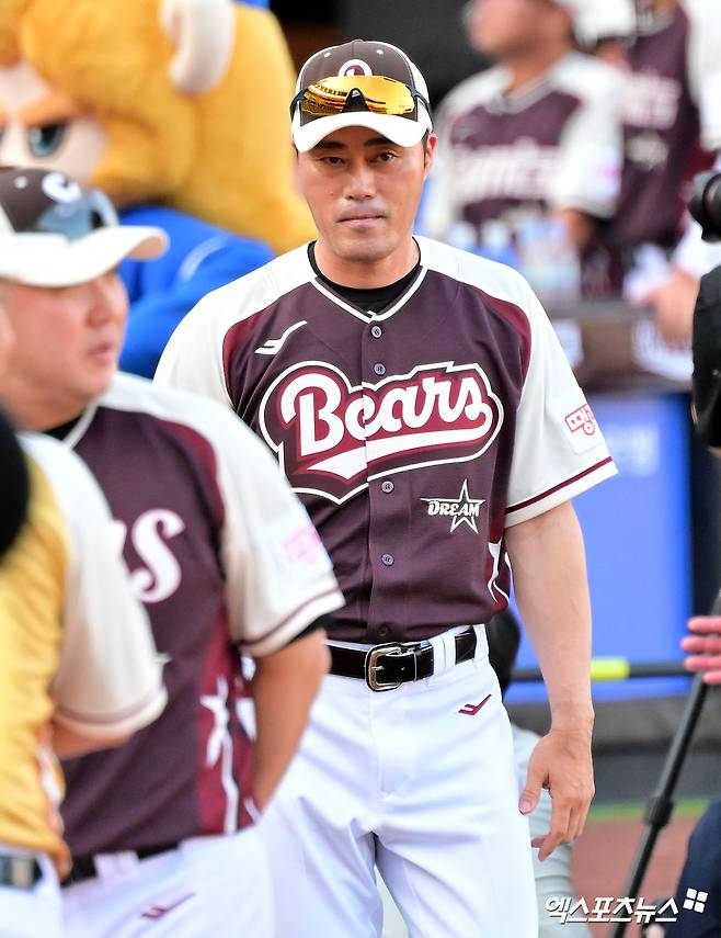 12일 오후 대전한화생명볼파크에서 열린 '2025 신한 SOL Bank KBO 올스타전' 드림 올스타와 나눔 올스타의 경기, 드림 올스타 조성환 감독대행이 입장하고 있다. 엑스포츠뉴스 DB