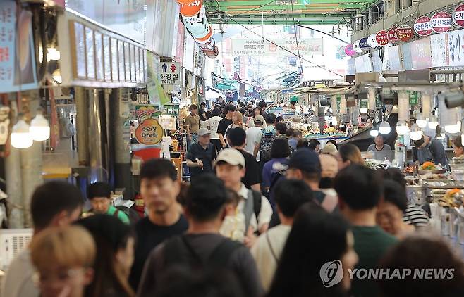 민생회복 소비쿠폰 신청 21일부터...소비 활성화될까 (서울=연합뉴스) 류영석 기자 = 정부가 민생회복 소비쿠폰 1차 지급계획을 발표한 6일 서울의 한 전통시장을 찾은 시민들이 점포를 둘러보고 있다.
    경기 진작을 위한 이재명 정부의 첫 민생회복 소비쿠폰 신청과 지급이 이달 21일부터 9월 12일까지 8주간 이뤄진다. 2025.7.6 ondol@yna.co.kr