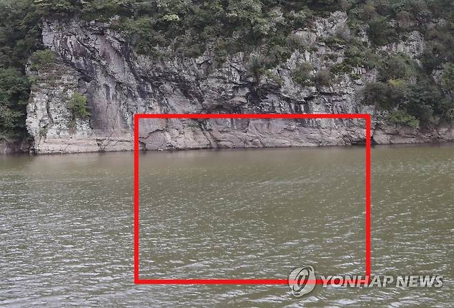 물에 잠긴 국보 '반구대 암각화'  지난 2020년 9월 26일 울산시 울주군 언양읍 대곡천 국보 285호 반구대 암각화가 물에 잠긴 모습. 빨간색 사각형 안이 암각화가 있는 지점이다. [연합뉴스 자료사진]