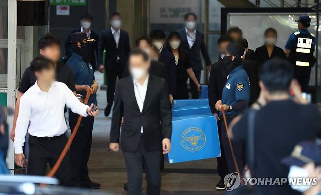 국가보안법 위반 혐의 민중민주당 압수수색하는 경찰 국가보안법 위반 혐의로 민중민주당 압수수색을 마친 서울경찰청 안보수사과 관계자들이 2024년 8월 30일 오후 서울 종로구 민중민주당에서 압수한 물품을 차량으로 옮기고 있다. [연합뉴스 자료사진]