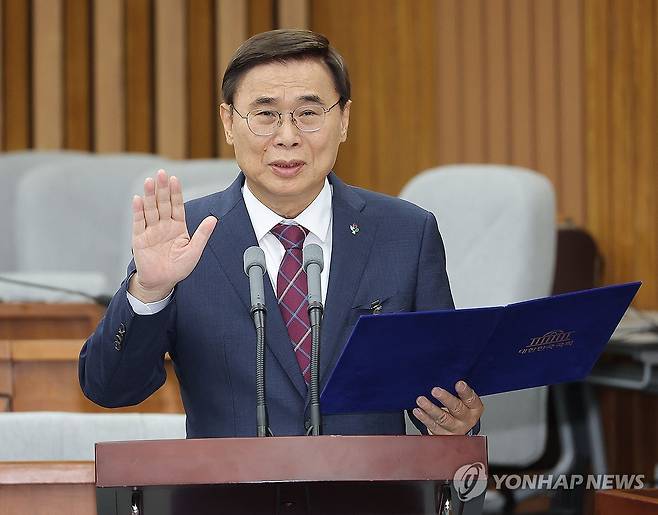 선서하는 이종석 국정원장 후보자 (서울=연합뉴스) 류영석 기자 = 이종석 국가정보원장 후보자가 19일 서울 여의도 국회 정보위원회에서 열린 인사청문회에서 선서를 하고 있다. 2025.6.19 ondol@yna.co.kr
