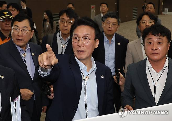 김민석 국무총리, APEC 정상회의 준비 상황 점검 (경주=연합뉴스) 이정훈 기자 = 김민석 국무총리가 11일 경북 경주시 화백컨벤션센터(HICO)를 방문해 APEC 정상회의 준비 상황을 점검하고 있다. 2025.7.11 uwg806@yna.co.kr