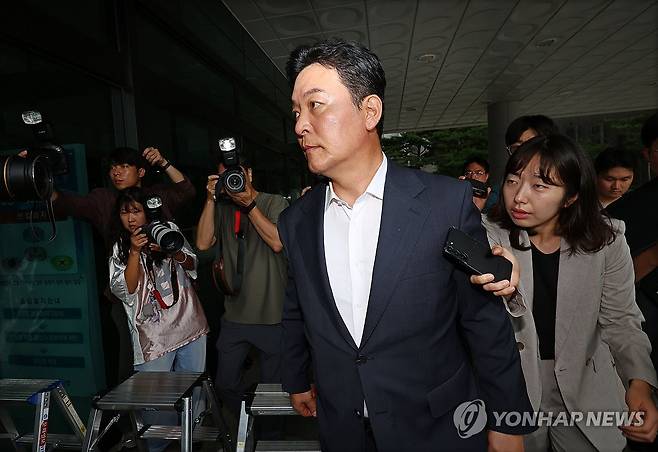 김성훈 전 경호처 차장 내란특검 출석 (서울=연합뉴스) 김인철 기자 = 김성훈 전 대통령경호처 차장이 3일 내란특검 조사를 받기 위해 서초구 서울고검으로 들어서고 있다. 2025.7.3 yatoya@yna.co.kr